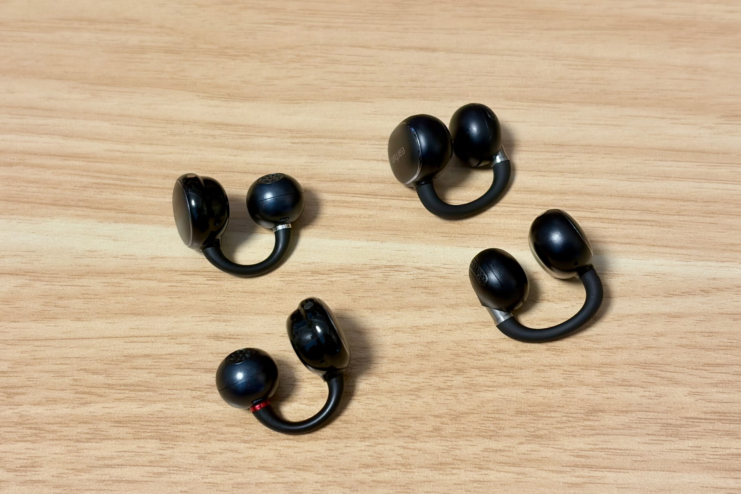EarFun Clip 2 左右の目印(メタリック部品)のクローズアップ