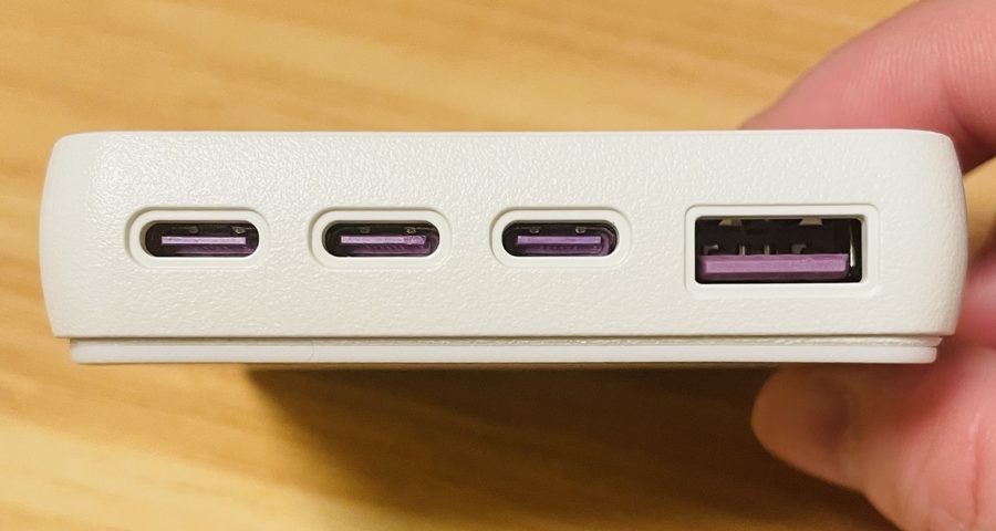 USB-C ×3、USB-A ×1 のポート