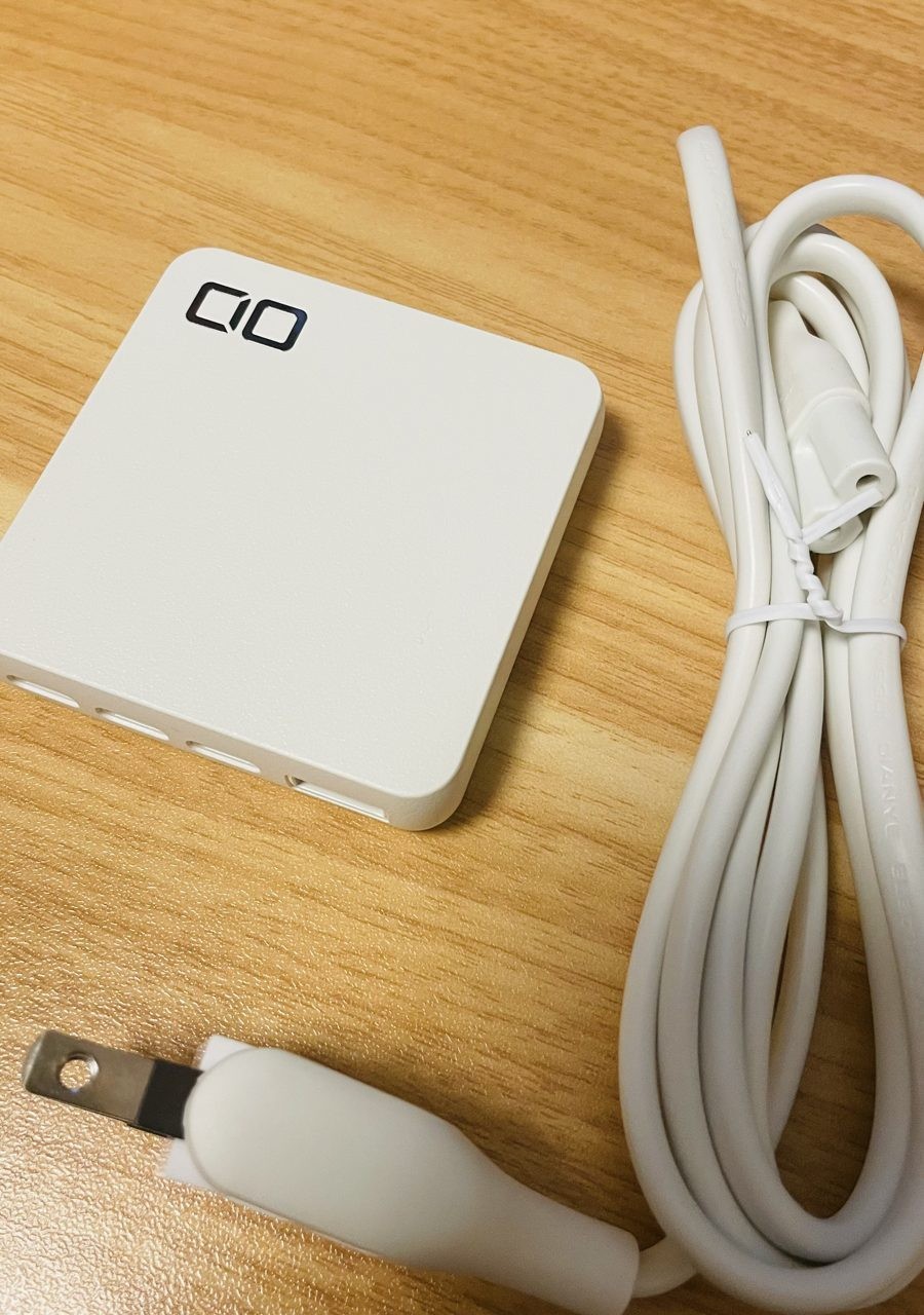 本体と付属の電源ケーブル