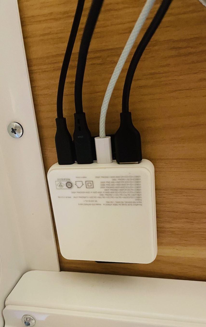 デスク裏にマウントして使っているところ