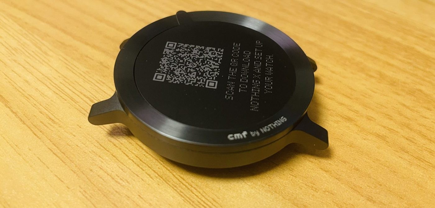 本体の表側（画面の保護シートに、アプリを入れるための QR コード）