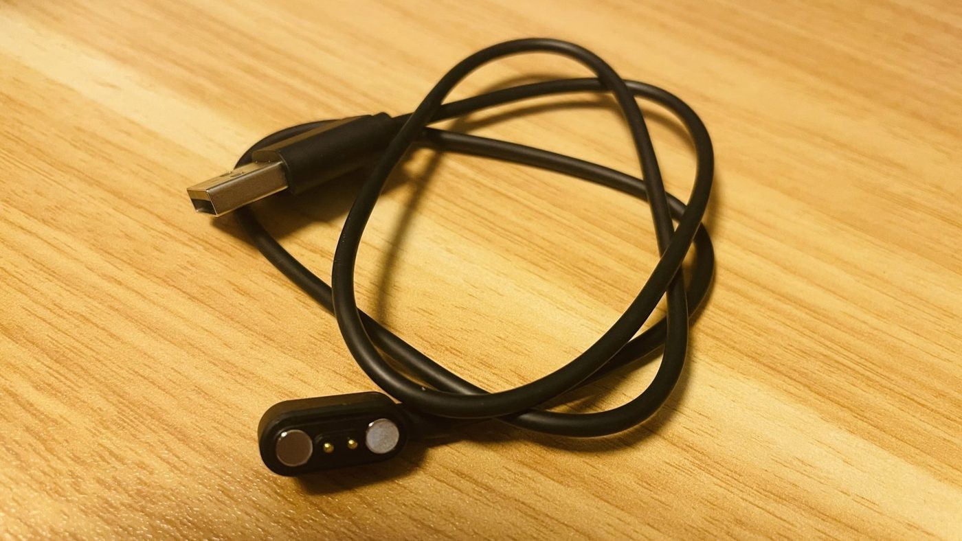 付属のマグネット式充電ケーブル