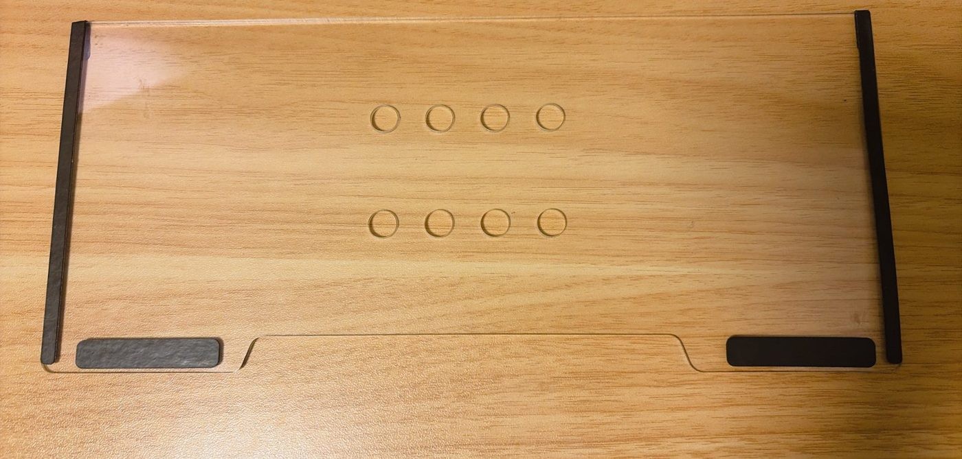 アクリルボードの脚に GRIPLUS を貼ったところ