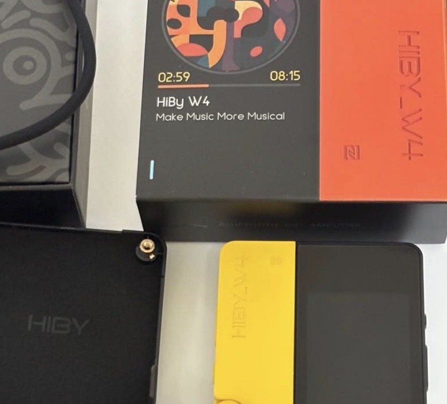 HiBy W4 のパッケージと本体（左下の黒いケースは別売りの MagSafe 用キット）