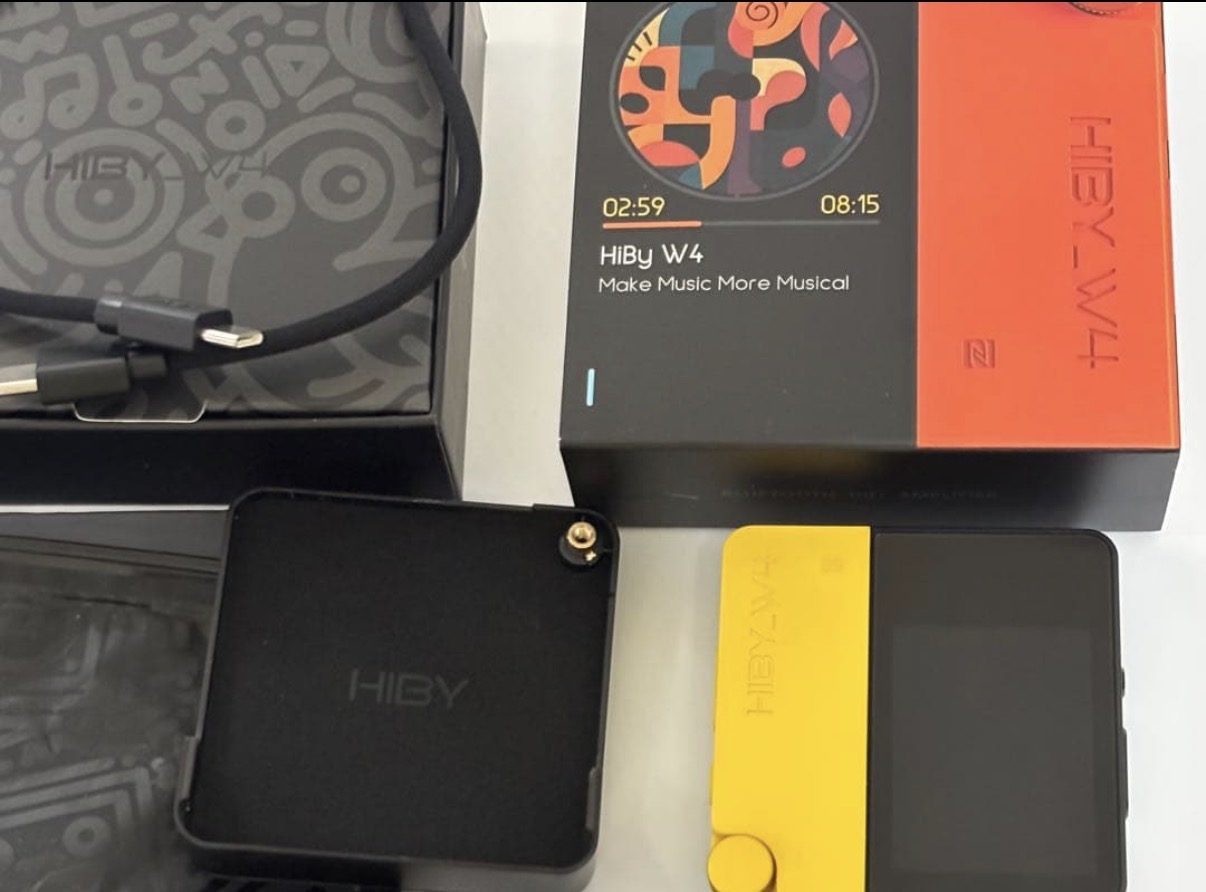 HiBy W4 のパッケージと本体(左下の黒いケースは別売りの MagSafe 用キット)