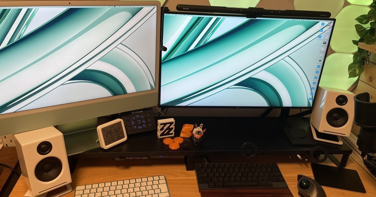 iMac M3（グリーン）と Dell モニターを並べたデスク