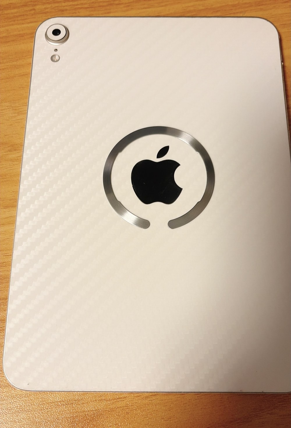 スキンシール(ホワイトカーボン)を貼った iPad mini の背面