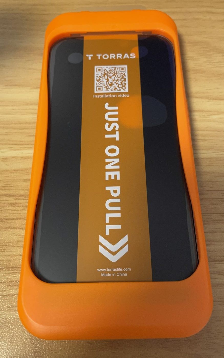 ガイド枠に iPhone をはめて引くだけで貼れる