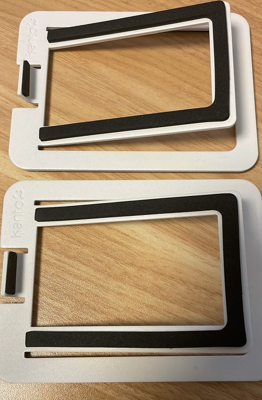 スピーカーが乗る面のフォームパッド