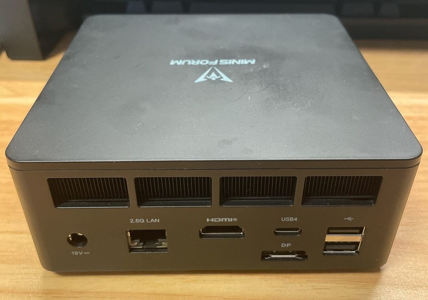 背面のポート(2.5G LAN・HDMI・USB4・DP など)