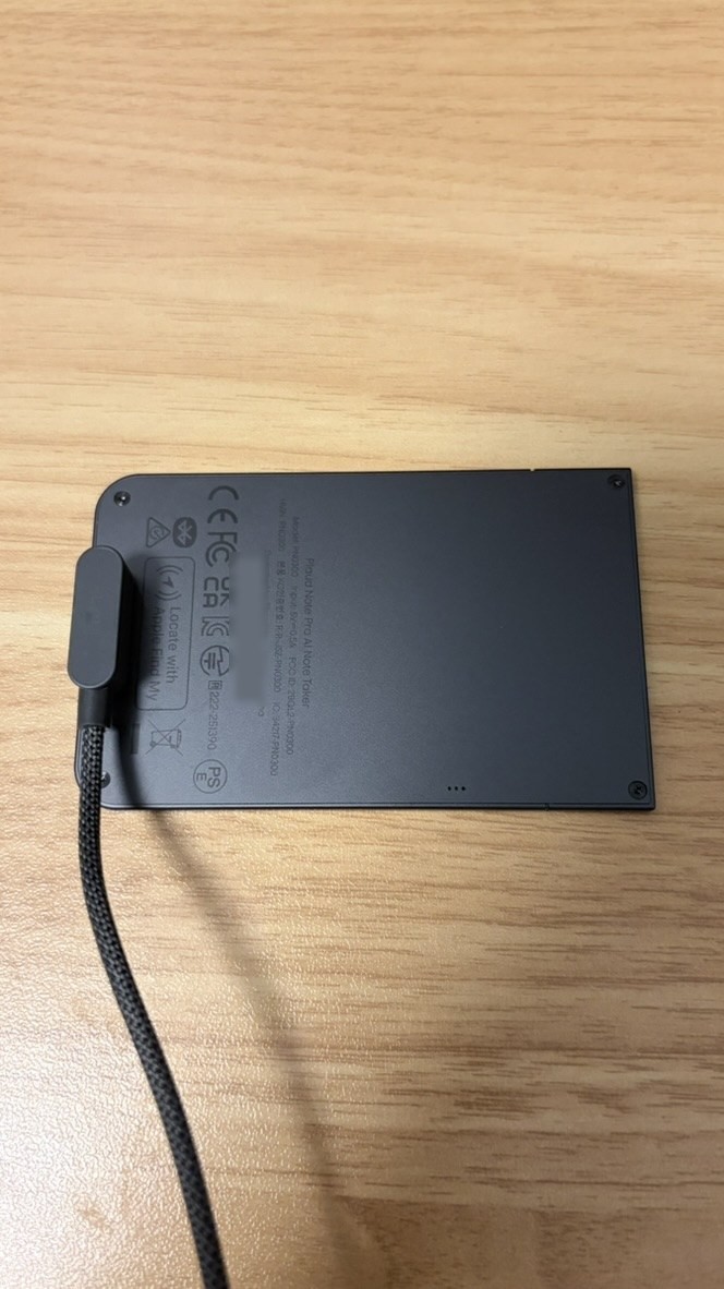 専用のマグネット式ケーブルで充電する（シリアル番号は隠しています）