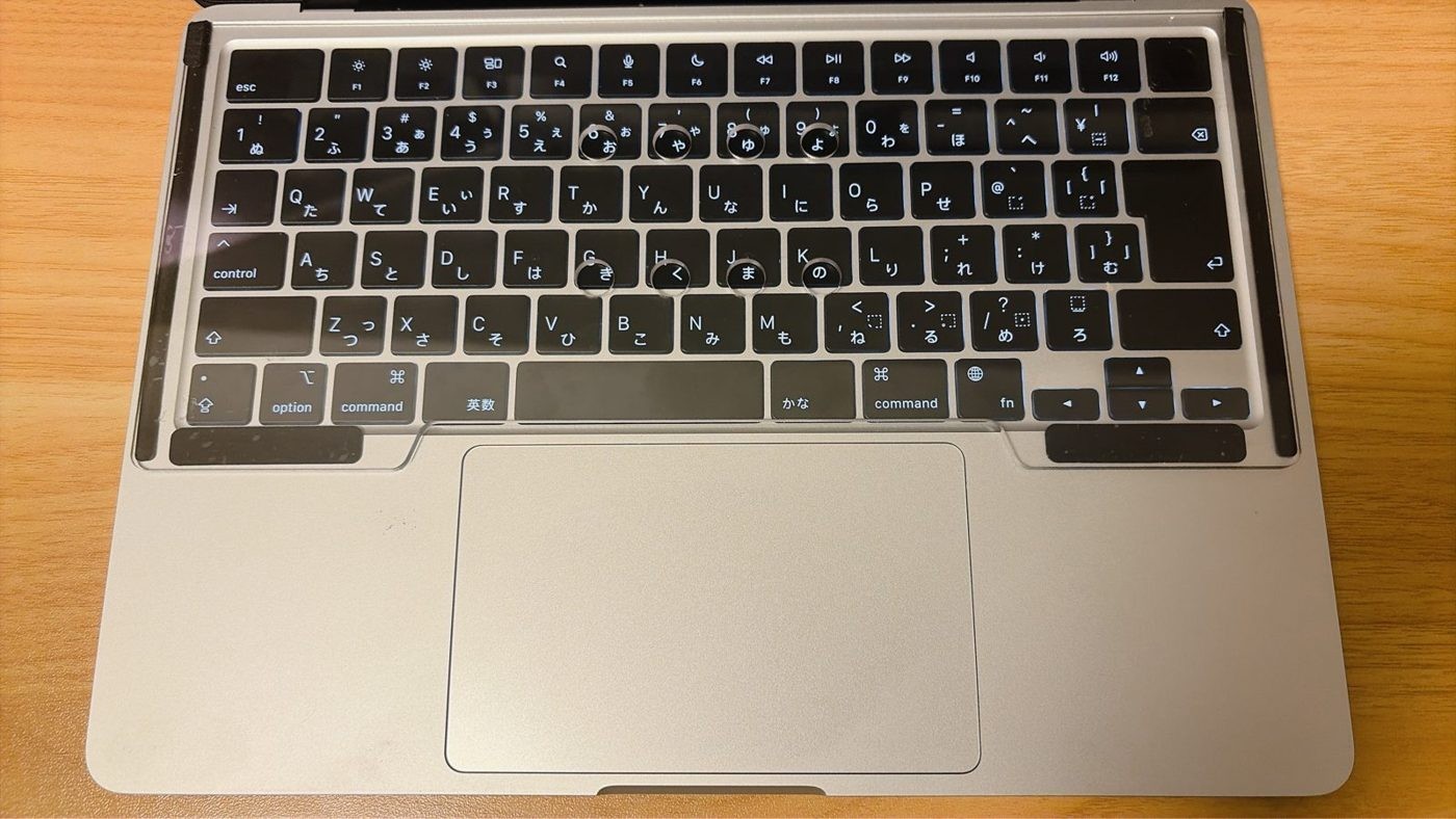 MacBook に尊師スタイル用のアクリル板を載せたところ(黒い部分が GRIPLUS の滑り止めシール)